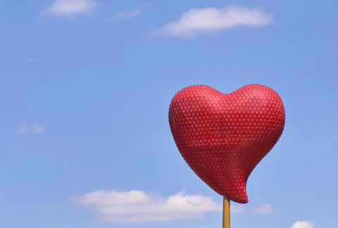 figura w kształcie serca na tle nieba - zdjęcie tytułowe artykułu